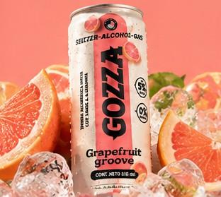 Lata Gozza Grapefruit groove con fruta y hielo