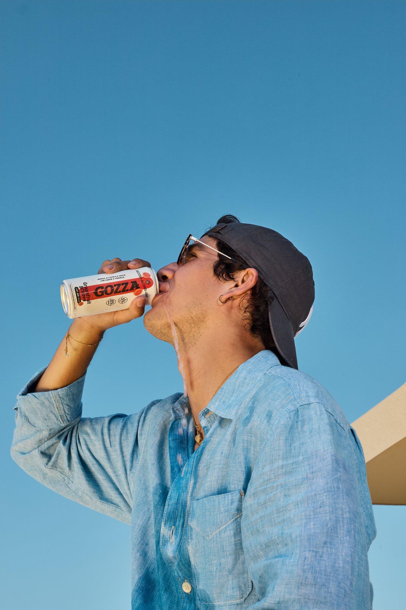 Daniel tomando una Gozza Grapefruit groove bajo el cielo azul de Salinas